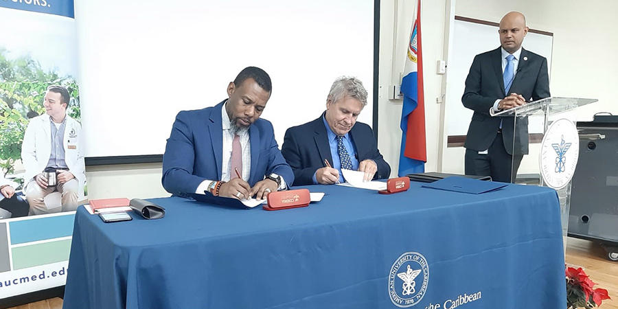 Leaders signing a collaboration agreement