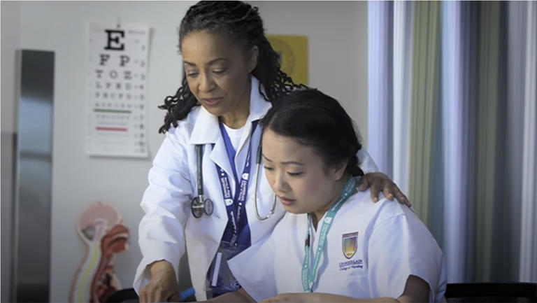 2 Doctors working