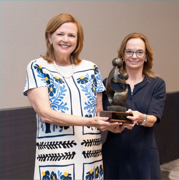 Dr. Carla Sanderson receiving the DAISY Lifetime Achievement Award