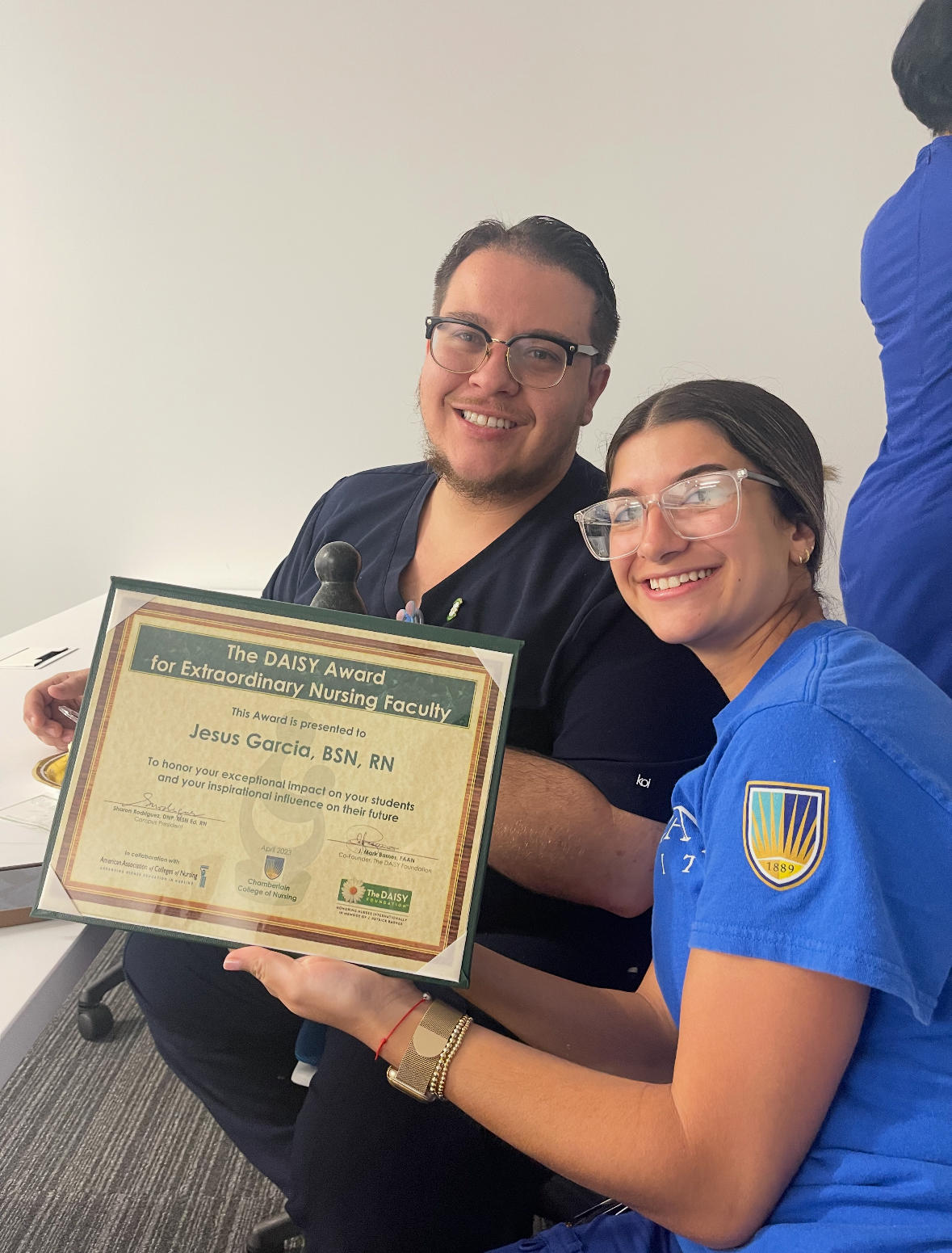 Jesus Garcia posing with a student and his DAISY Award